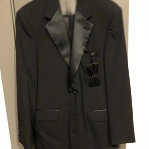 Men’s tuxedo. Fits medium. Jacket, pants, bow tie